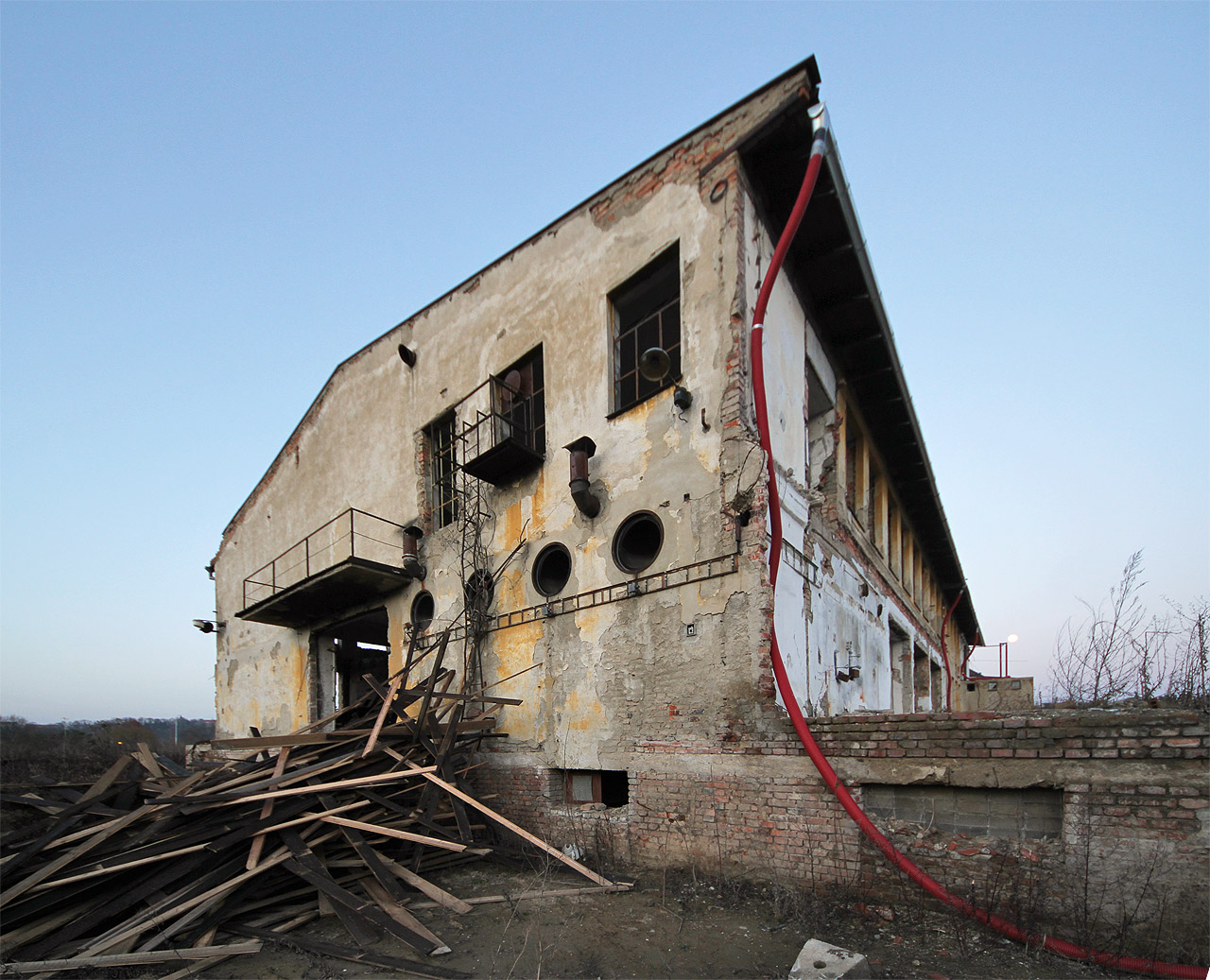 Tam, kde prkna na výrobu nábytku kdysi vznikala, se jich dnes váli hromada určená ke spálení.