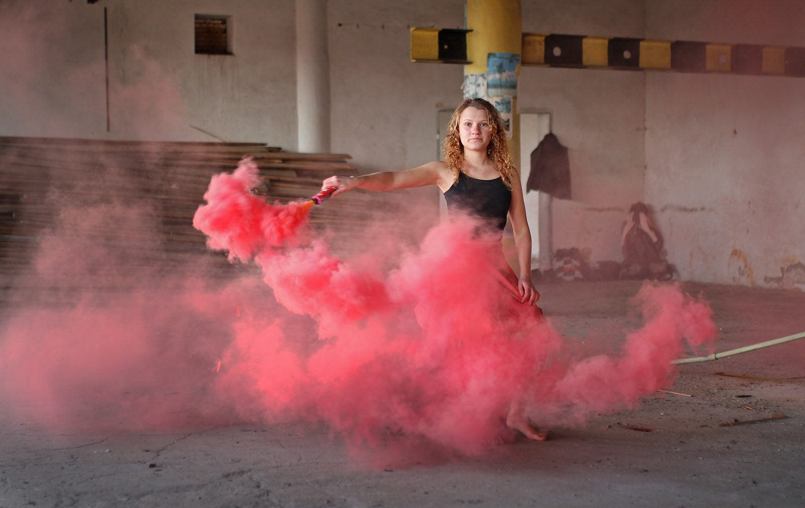 Velkým lákadlem na dnešní focení se staly barevné dýmovnice. Přináší trošku barvy do šedivého únorového podvečera.