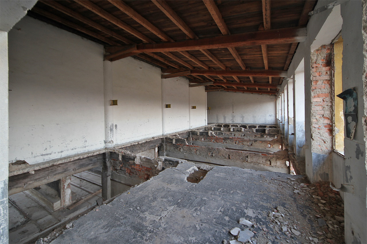 Také tady místy chybí stropy. A to tu ani nemusela vybuchnout bomba.