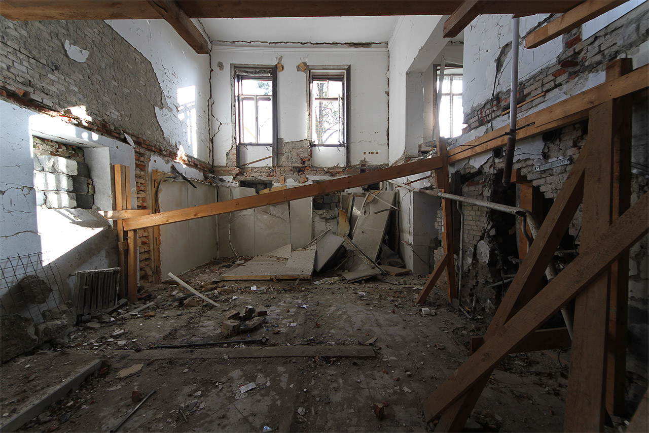 Vila je opuštěná a navíc v dezolátním stavu. Místy tu chybí celá poschodí. Před šesti roky tu vybuchla připravená nálož, která měla vilu zničit, aby majitel získal peníze z pojistného podvodu. Při výbuchu ovšem nešťastnou náhodou zahynuli jeho dva strůjci Brankové Mraković a Kutišić. Zřejmě přesně na tomto místě.