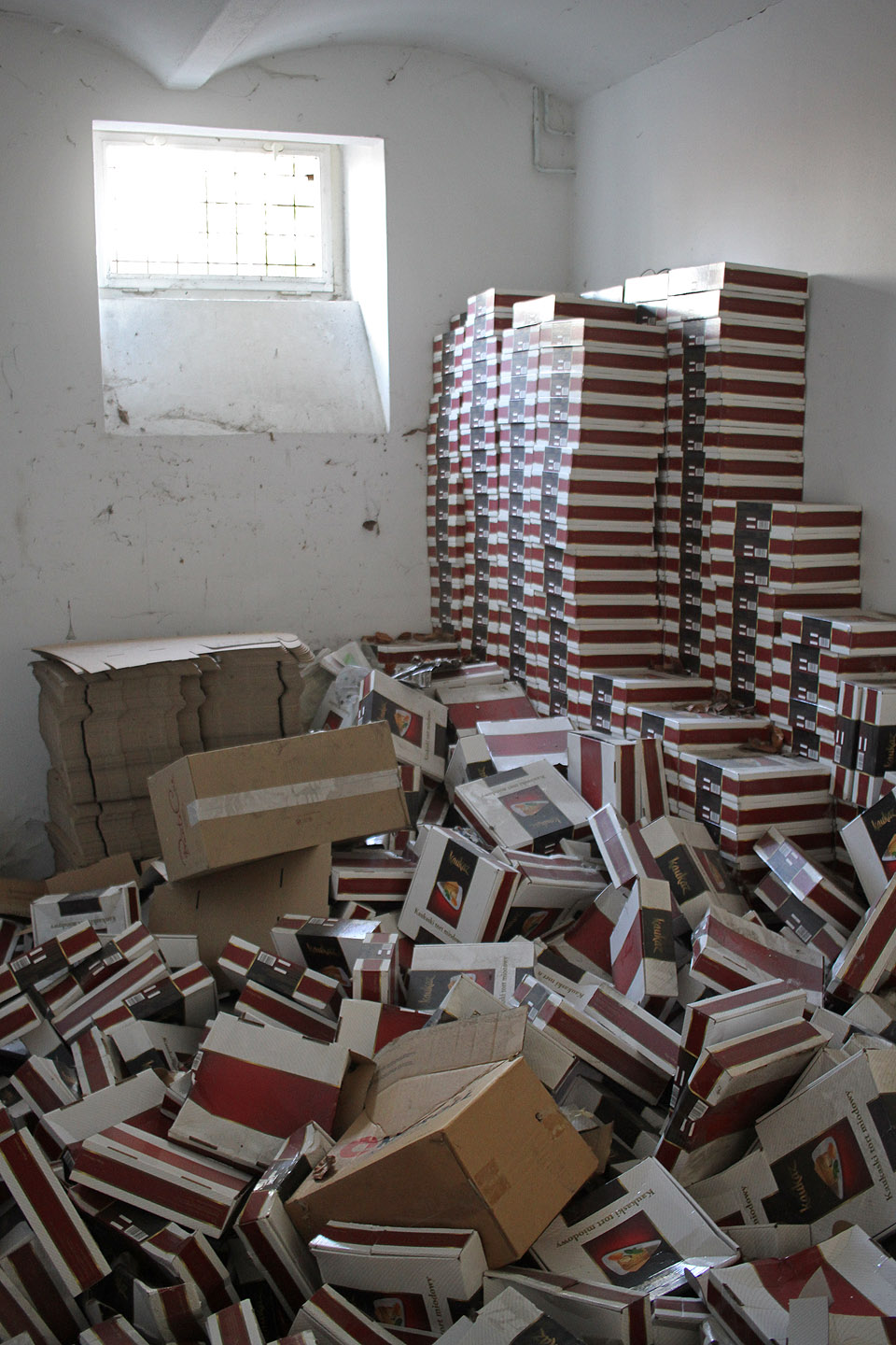 A ve sklepě ohromná hromada několika set krabic od kavkazského medového dortu. Vše s popisky v polštině: Kaukaski tort miodowy. Zřejmě šlo o mafiánské podnikání podnikatele Bobana z Chorvatska, který vilu vlastnil. Tak zhruba na půli cesty z Polska na Kavkaz.