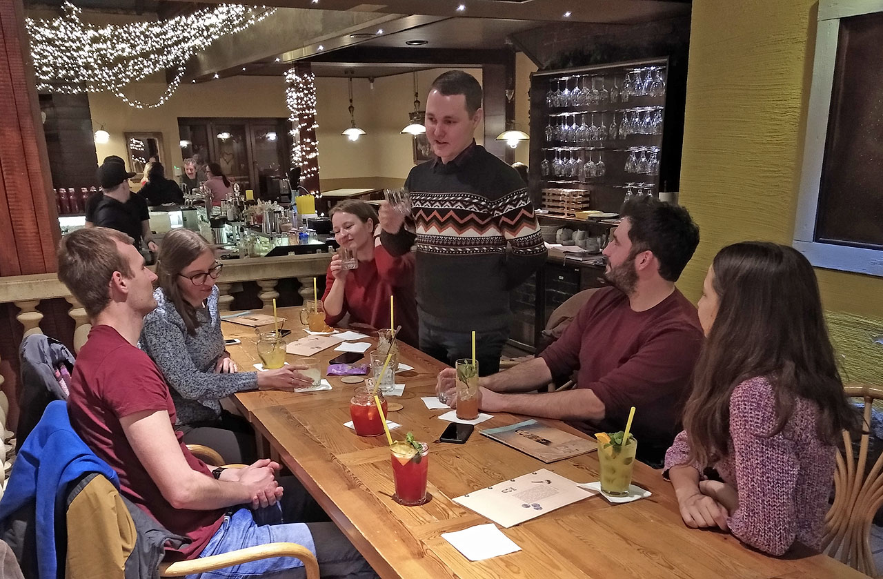 Jakožto úspěšný absolvent oboru politologie neměl Sova problém pronést na začátek oslavy slavnostní proslov.