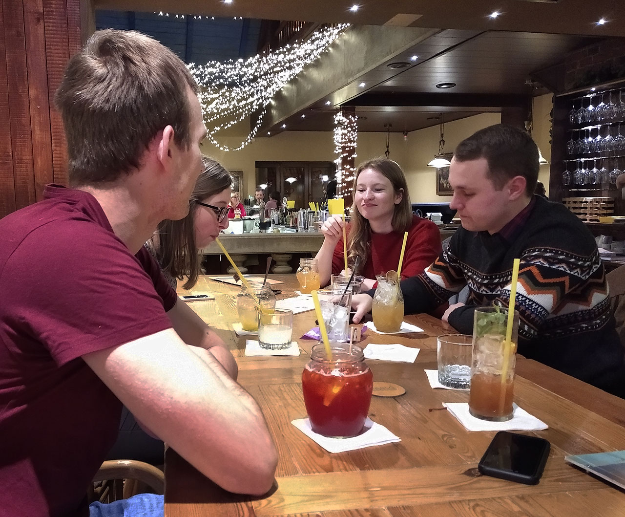 Akce byla moc hezká, celou dobu mě ale zarážela jediná věc. Jak je možné, že někdo adoruje kolumbijského zločince, mafiána a násilníka, který připravil o život stovky lidí. Jak by se asi v Brně vyjímal bar pojmenovaný třeba Josif Vissarionovič Stalin?