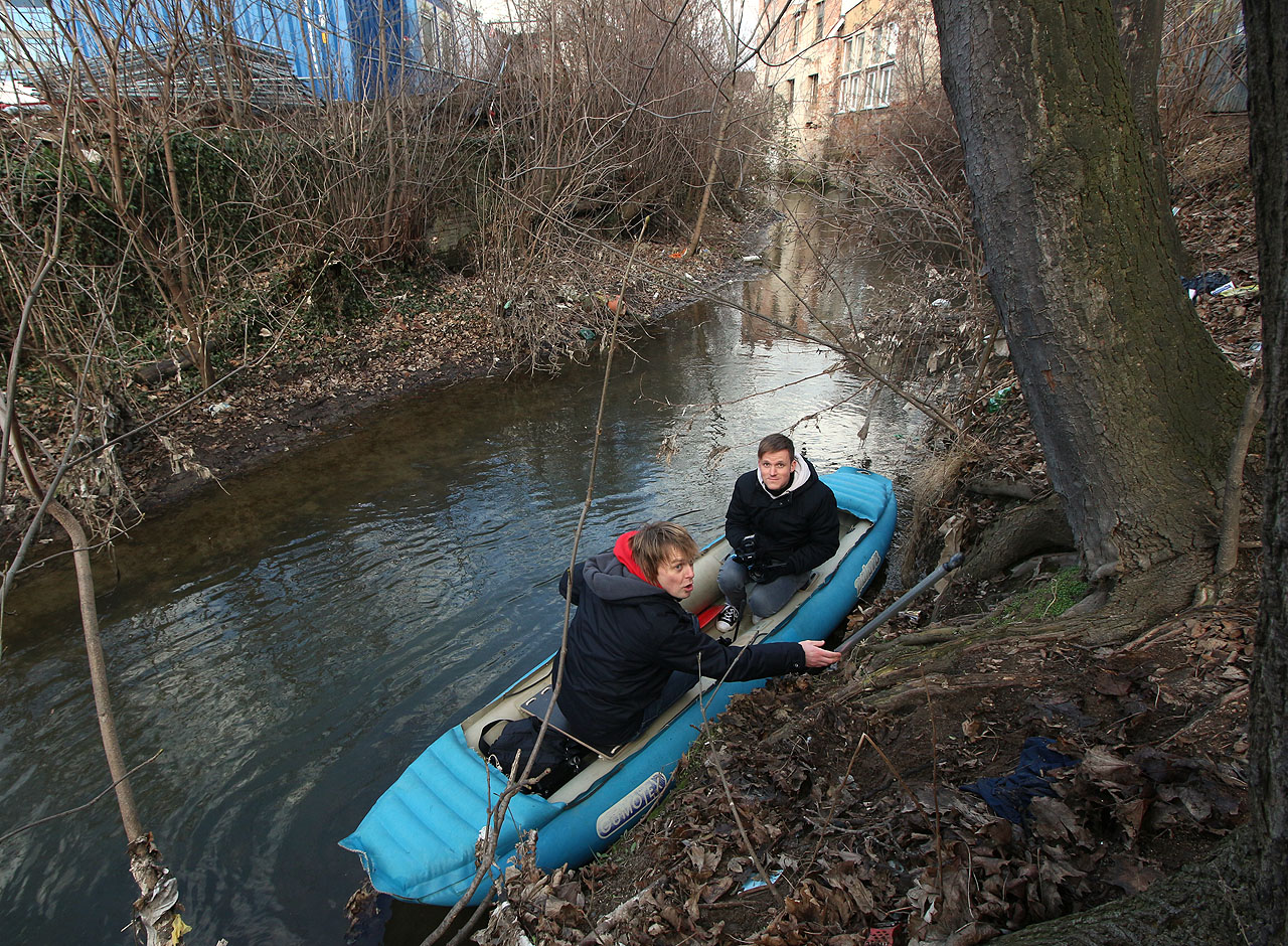Naloďujeme se v odlehlém zákoutí Šujanova náměstí. Kdysi bylo tohle místo rakticky neviditelné, náhon tu protékal obklopen továrními zdmi <a href="/Tema/Vlněna">Vlněny</a. a menších podniků a drtivá většina Brňáků o něm neměla ani ponětí. Naloďujeme se v odlehlém zákoutí Šujanova náměstí. Kdysi bylo tohle místo rakticky neviditelné, náhon tu protékal obklopen továrními zdmi <a href="/Tema/Vlněna">Vlněny</a. a menších podniků a drtivá většina Brňáků o něm neměla ani ponětí.