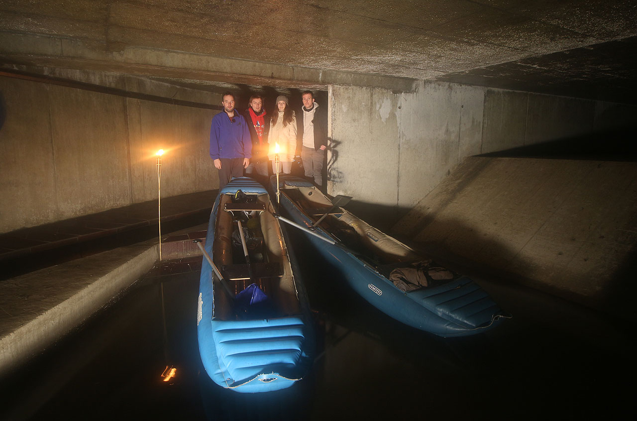 Na závěr společné foto s loučemi - snad není v brněnské kanalizaci tolik metanu jako v té činské. Na závěr společné foto s loučemi - snad není v brněnské kanalizaci tolik metanu jako v té činské.