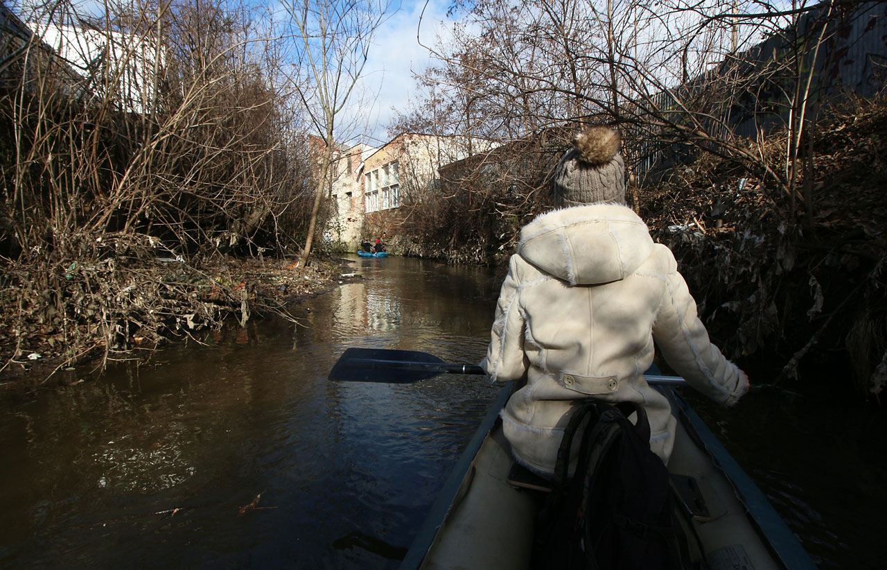 Dnes bohužel na jeho pravém břehu (na fotce vlevo nahoře) již probíhá demolice romantického labyrintu Vlněny, kterou nahrazuje sterilní betonová výstavba. Dnes bohužel na jeho pravém břehu (na fotce vlevo nahoře) již probíhá demolice romantického labyrintu Vlněny, kterou nahrazuje sterilní betonová výstavba.