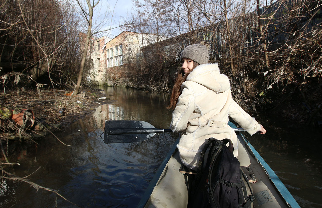 Tuhle romantiku opuštěnosti tu zažíváme naposledy. Brzy se celý starobylý a před zraky obyvatel ukrytý areál otevře a po břehu povede cyklostezka. Tuhle romantiku opuštěnosti tu zažíváme naposledy. Brzy se celý starobylý a před zraky obyvatel ukrytý areál otevře a po břehu povede cyklostezka.