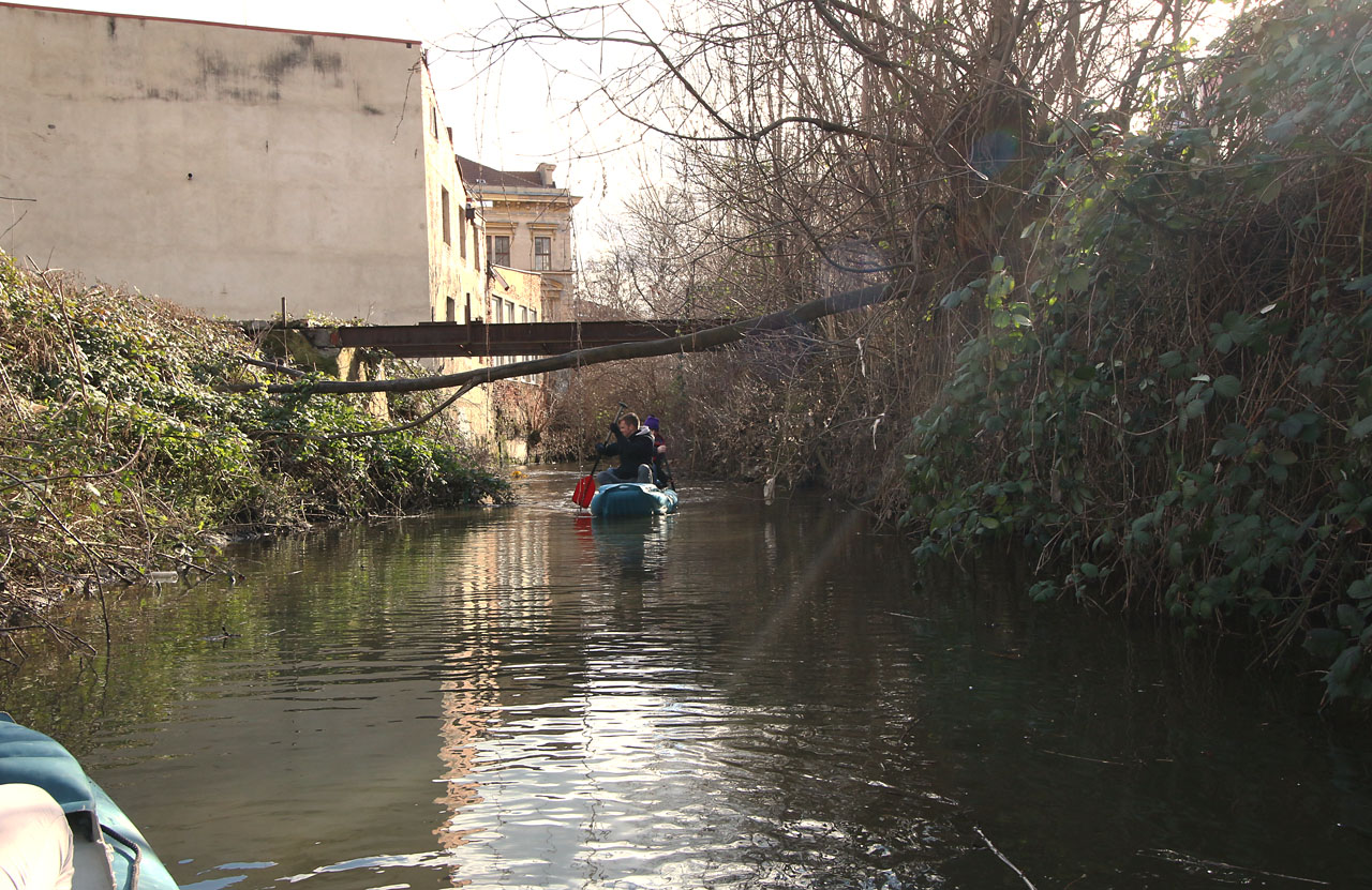 Zatím tu ale pořád můžeme proplouvat pod zbytky starých průmyslových mostů, potrubí a nábřežních zdí, které ještě pamatují císaře. Zatím tu ale pořád můžeme proplouvat pod zbytky starých průmyslových mostů, potrubí a nábřežních zdí, které ještě pamatují císaře.