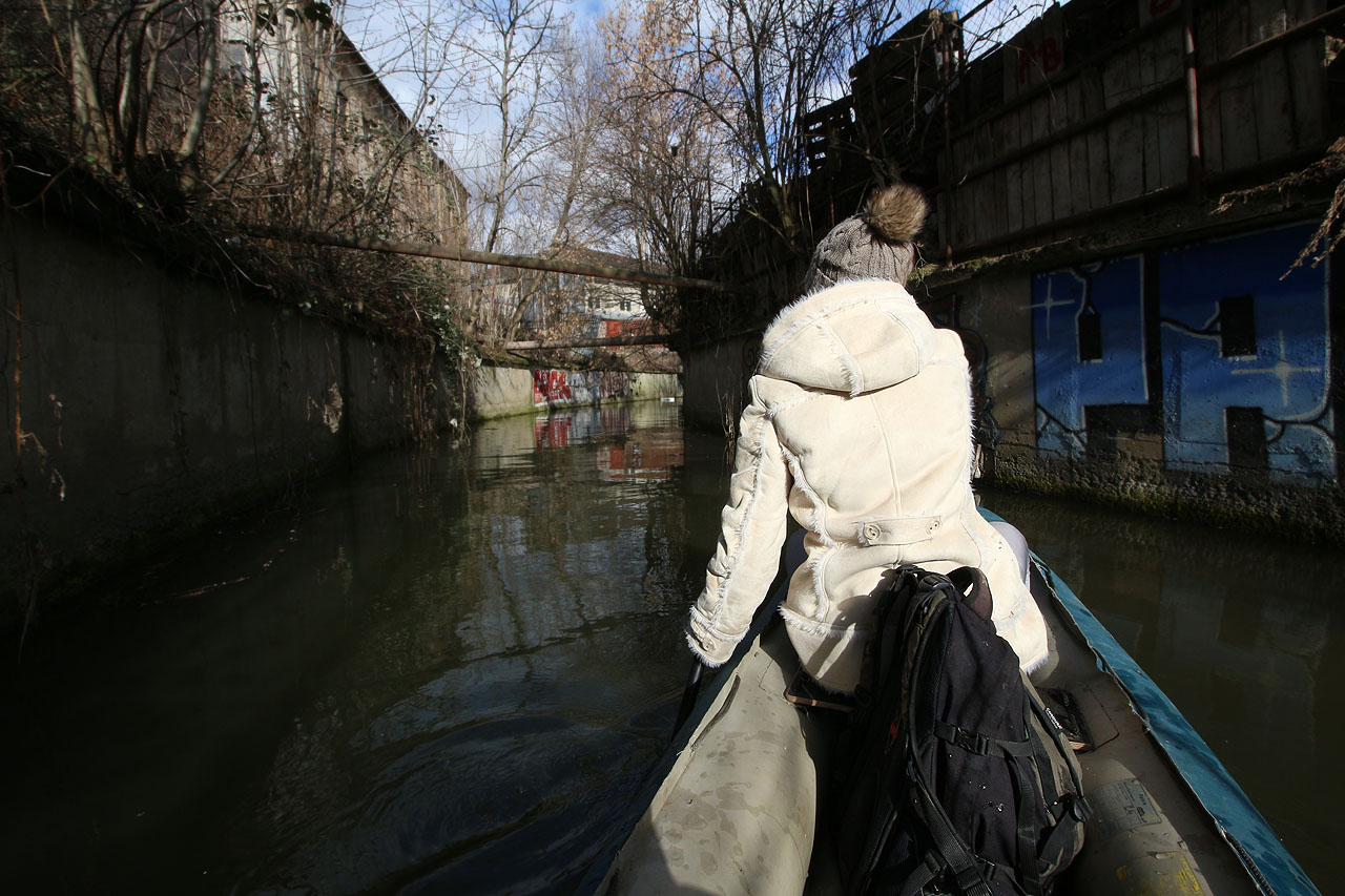 Směrem na sever se koryto svírá a prohlubuje, připadáme si teď na dně vybetonované soutěsky bezbranní a ohrožení. Směrem na sever se koryto svírá a prohlubuje, připadáme si teď na dně vybetonované soutěsky bezbranní a ohrožení.