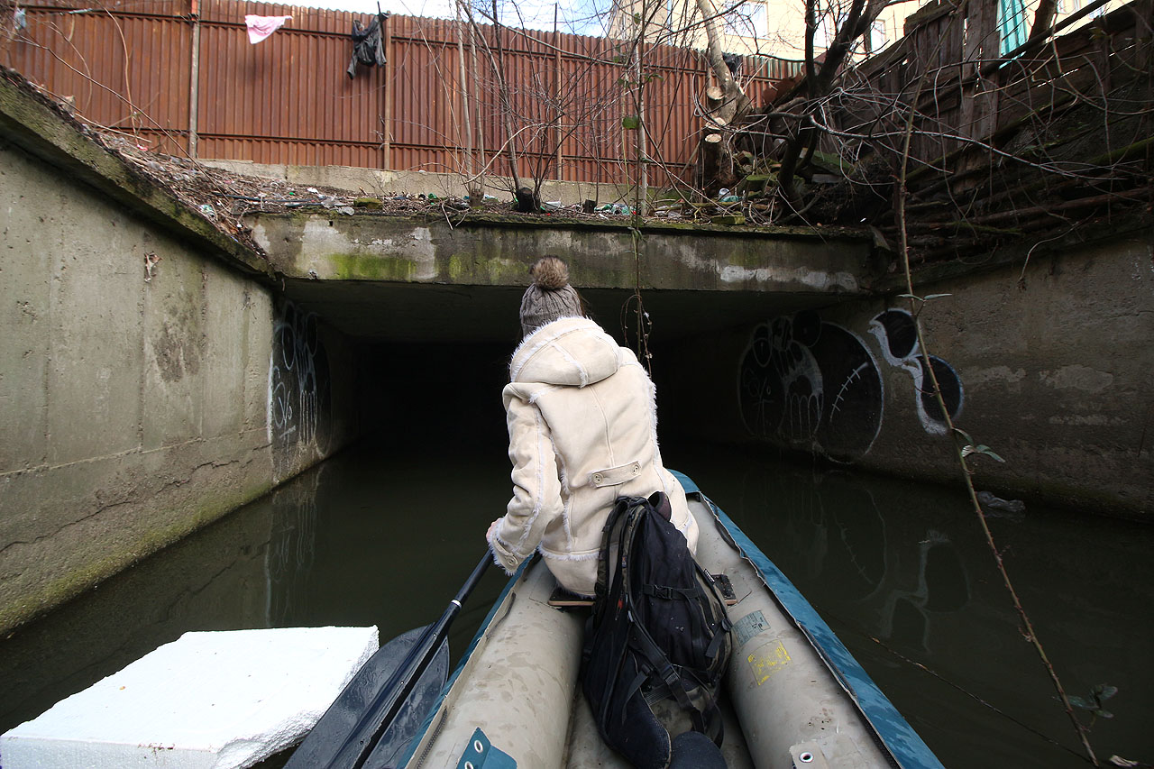 A konečně jsme tady. Mezi plovoucími odpadky vplouváme také my do ústí <a href="/Tema/Tunel Ponávky za Rumištěm">tunelu Ponávky pod Rumištěm</a>.