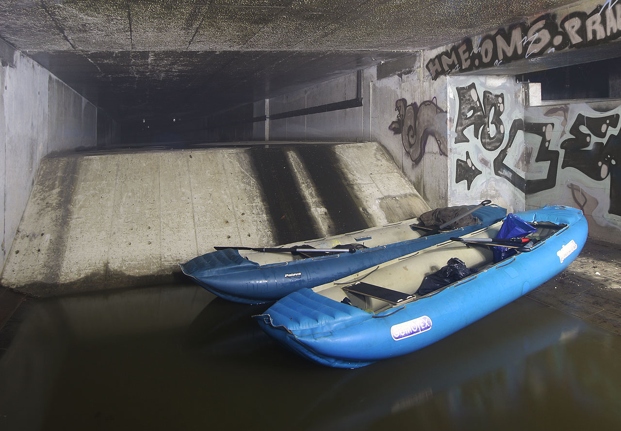Stačí jen zaparkovat lodě a můžeme se dát do práce, tedy natáčení dalšího dílu Duchů míst. Stačí jen zaparkovat lodě a můžeme se dát do práce, tedy natáčení dalšího dílu Duchů míst.