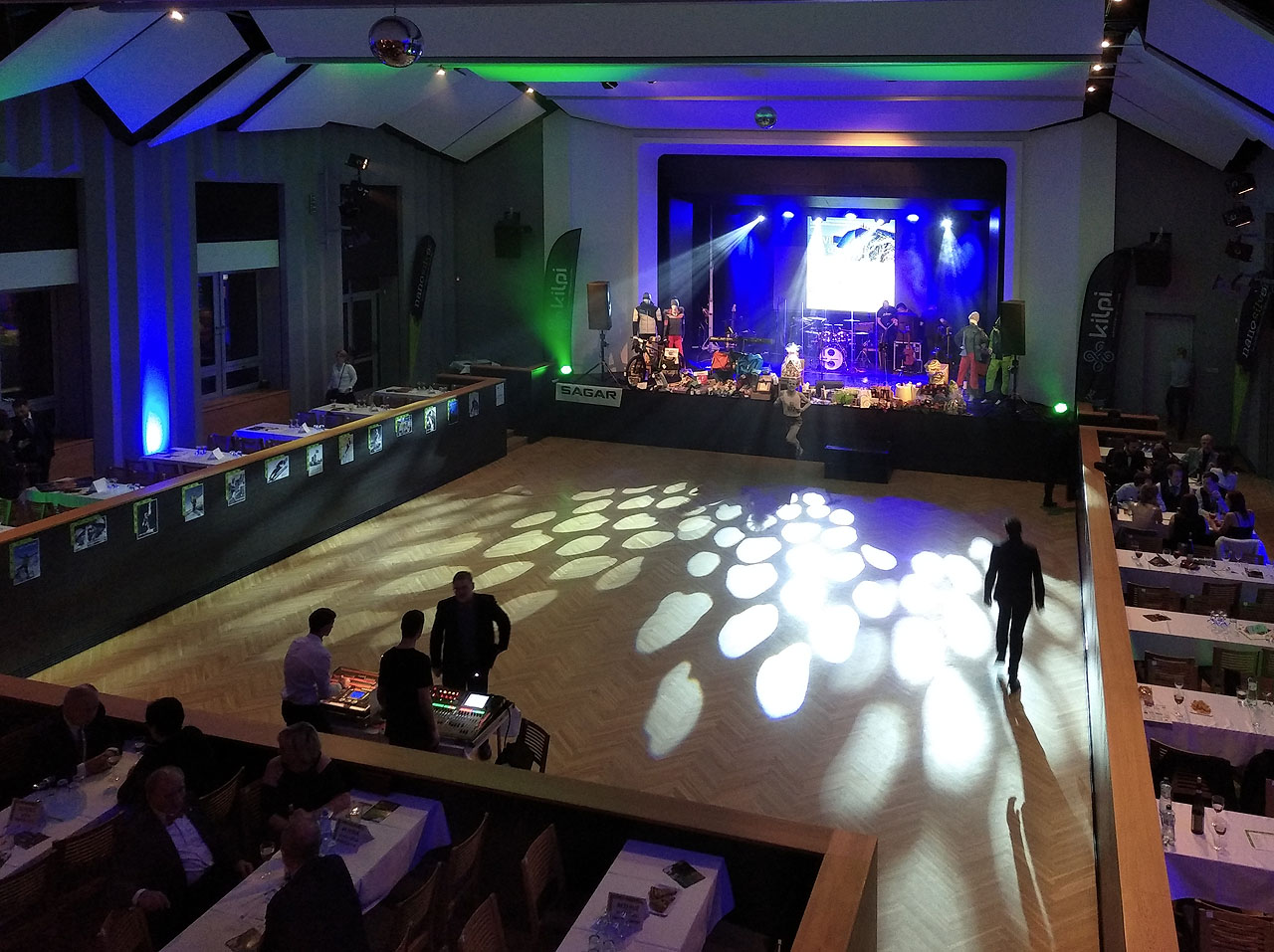 Po celodenních přednáškách z cest ožil hlavní sál frenštátského kina živou hudbou.