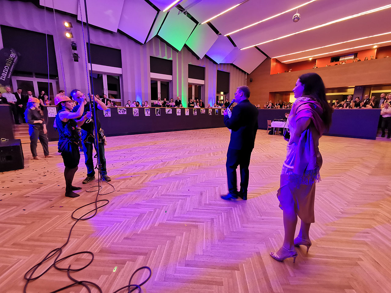 Mé taneční schopnosti jsou přinejmenším diskutabilní, o to zajímavější však byly doprovodné soutěže a vystoupení. Nakonec jsme se taky chopili prodeje lístků do tomboly.