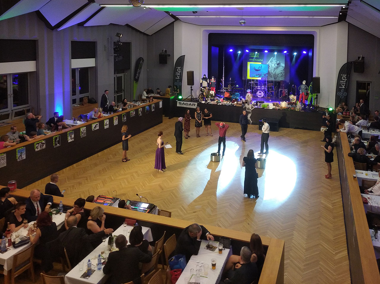 Soutěže spočívaly mimo jiné ve šplhu po laně, potápění hlavy do vody a práci s míčem.