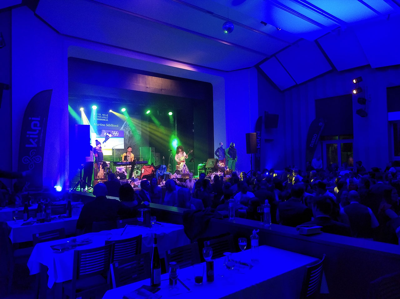 Všechny peníze, které jsme vydělali, jsme zase investovali do lístků tomboly. Nakonec jsme vyhráli jednu zajímavou knížku (setkání se smrtí), pár nesmyslných starých map (ty jsme dali do knihobudky) a jednu příjemnou červenou mikinu.