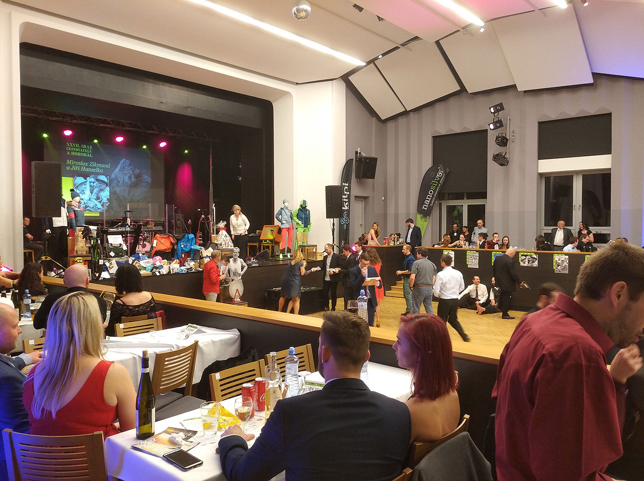 Trošku nás na Horobále zklamal výběr hudby. Oba jsme čekali víc klasických tanců než ploužáků a moderní skákací hudby.