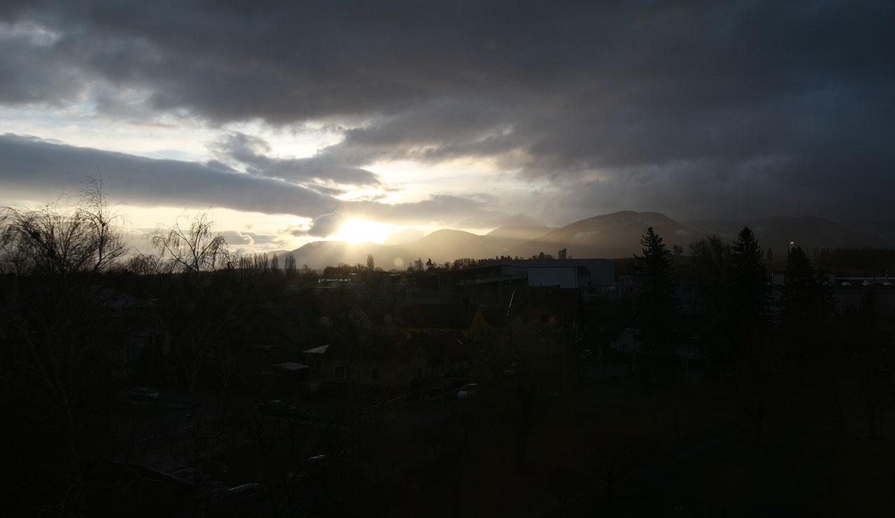 Unavení a šťastní jsme přespali v pronajatém pokoji místního internátu, odkud jsem ráno zachytil tenhkle romantický východ slunce nad Radhoštěm.