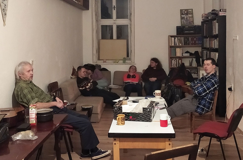 Po rozsvícení na fotku všichni mžourají a koukají se do podlahy.