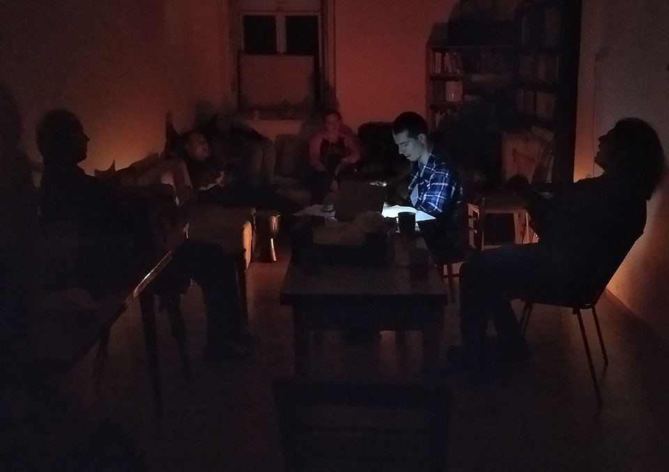 Hráli jsme a zpívali skoro do půlnoci. Klubovna je na to ideální , protože nesousedí s žádným obývaným prostorem. Doubravku pak ráno čekala cesta na neznámou týdenní misi.