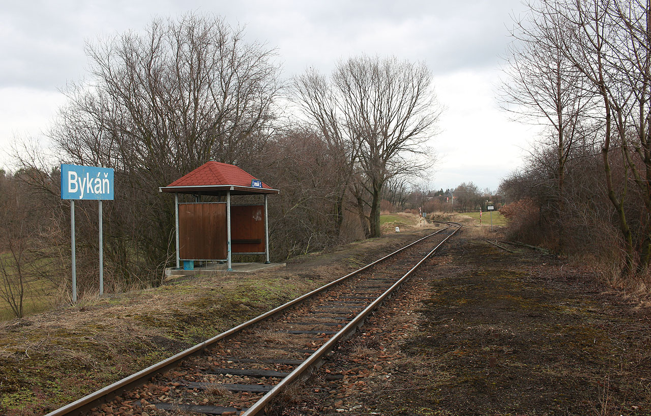 V Bykáni bylo kdysi nákladiště, ale to už dávno odvál čas.