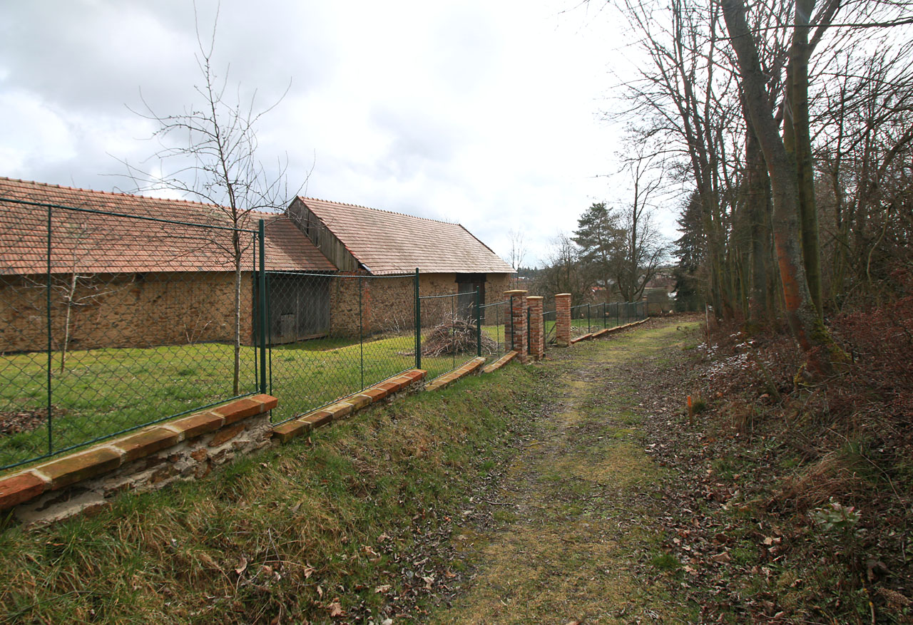 Razím si cestu záhumenním, abych se dostal co nejblíže k místu, kde se Doubí nachází. Jakoby bezstarostně si pískám Mrtvej vlak, kdyby snad přes izolované stěny chatky, ve které je uvězněna, byla schopna zachytit z dálky pár tónů.