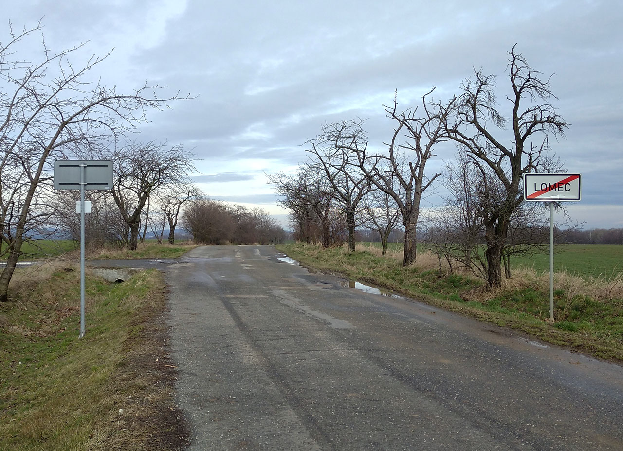Lomec konec. Předal jsem dopis protivné paní provozovatelce, která vydělává nemalé peníze na tom, že tmychtivým poustevníkům pronajímá zaizolované zahradní chatky z Bauhausu. Doubí jsem neviděl ani neslyšel a ona mě už vůbec ne. Mířím tedy do rokle Medenického potoka směrem k Třebonínu.