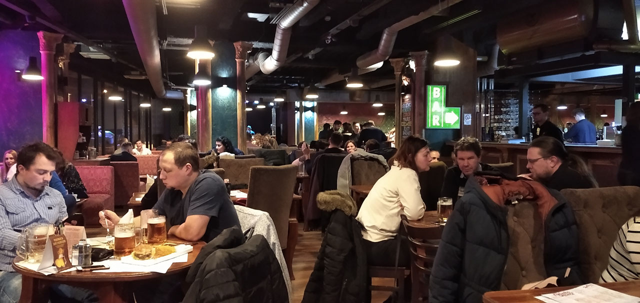 Na páteční večeři jsme zašli do restaurace u Zlatého Bažanta. Tehdy jsme ještě netušili, že kvůli covidu to bude na několik let poslední posezení v tak velkém a rušném podniku.