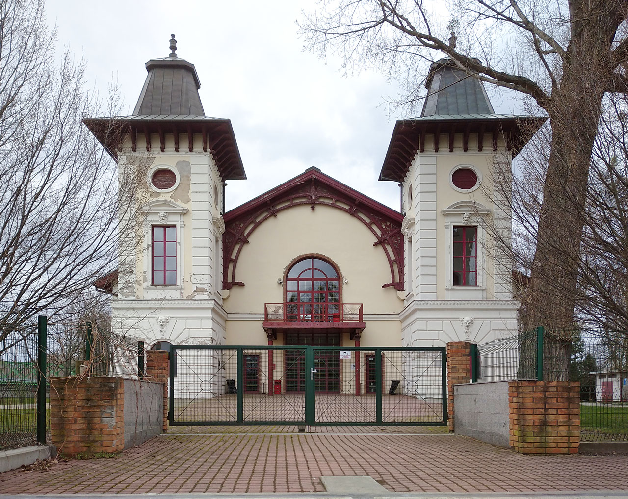 Divadlo Aréna patří mezi nejstarší bratislavská divadla. Na pravém břehu Dunaje stálo jako otevřená aréna již v roce 1828, tedy dávno předtím než sem přijel první vlak. Nyní však zeje prázdnotou a lehce se rozpadá.