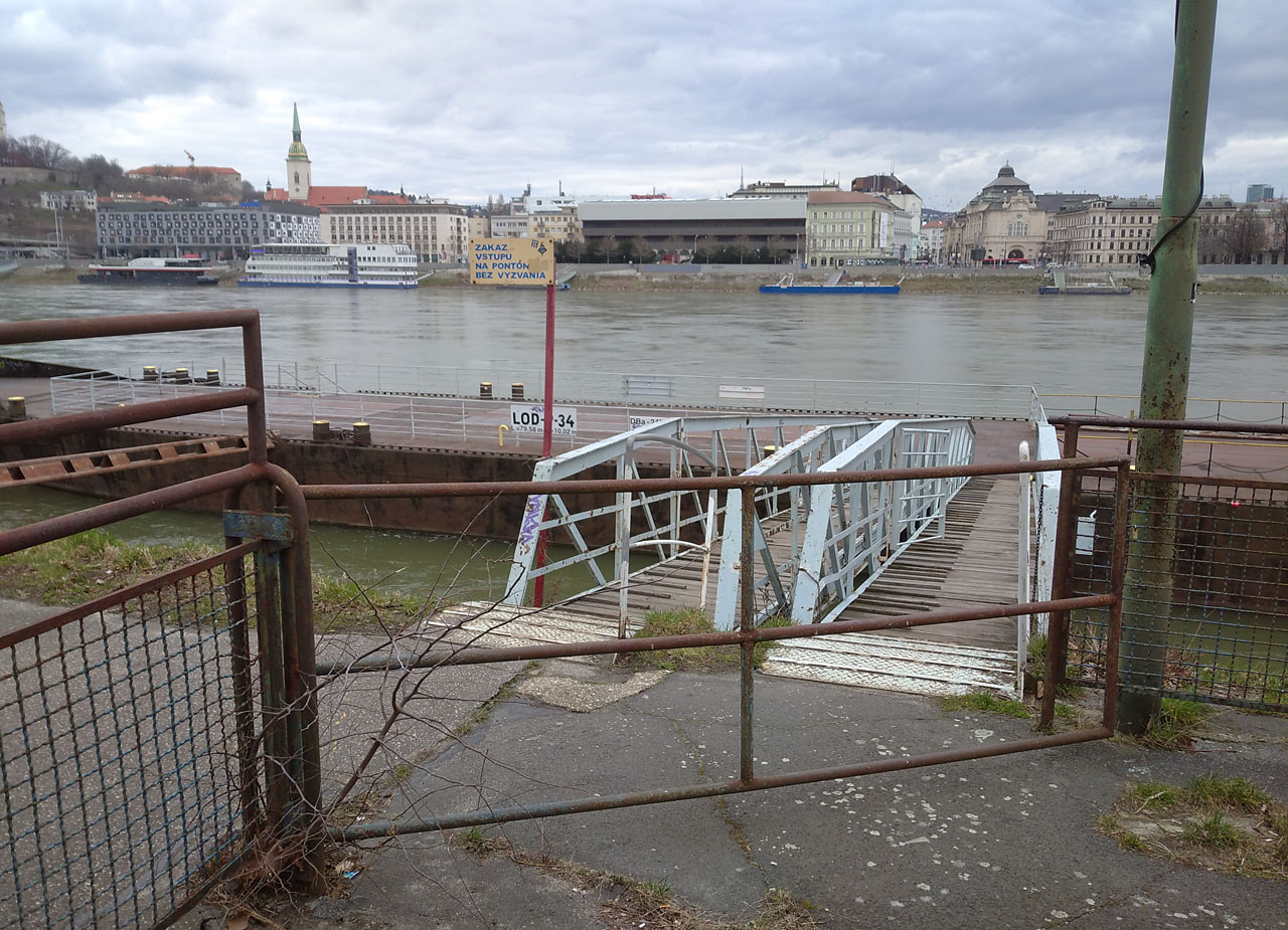 Na pravém břehu, doslova na dohled z centra města kotví řada lodí. Některé překypují životem (jsou zde restaurace, pivovar, galerie i hausbóty), jiné jen anonymně ševelí v proudu Dunaje, který se jim otírá o boky.