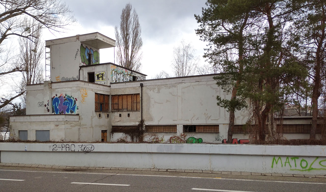 Největším objevem soboty se stala budova Německého veslařského spolku Dunaj. Ta už řadu let chátrá na břehu stejnojmenné řeky, jen pár metrů od trasy zaniklé místní dráhy Vídeň–Bratislava.