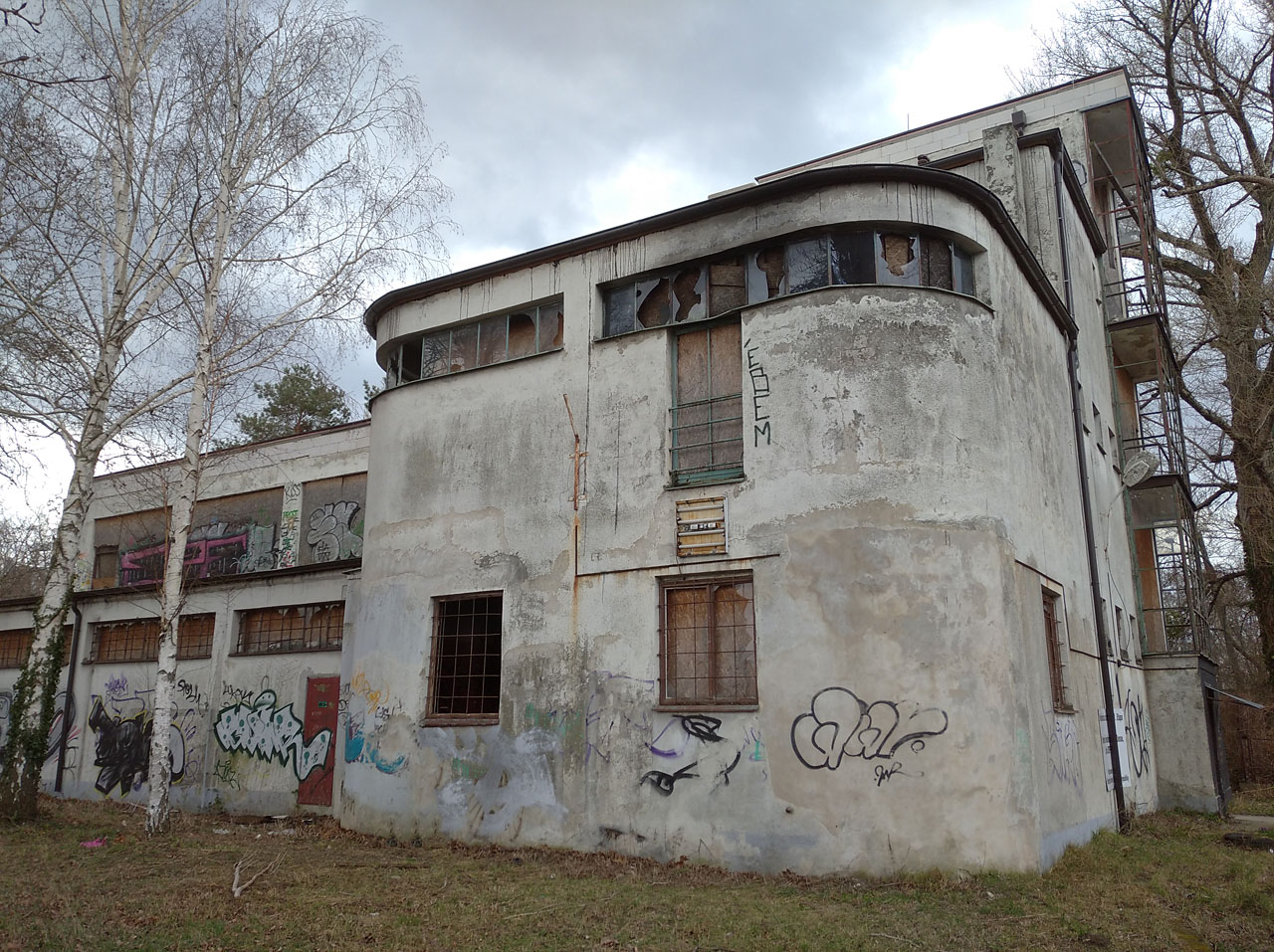 Na jeho několika palubách mohly živě pulzovat restaurace a ze skladů se na nábřeží mohly valit desítky lodí. Dnes je tu ticho.