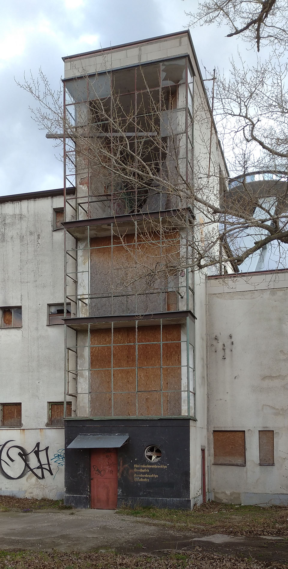 Prosklené schodiště je již téměř beze skla. Hodil by se tu spíš název prodřevoštípené schodiště.