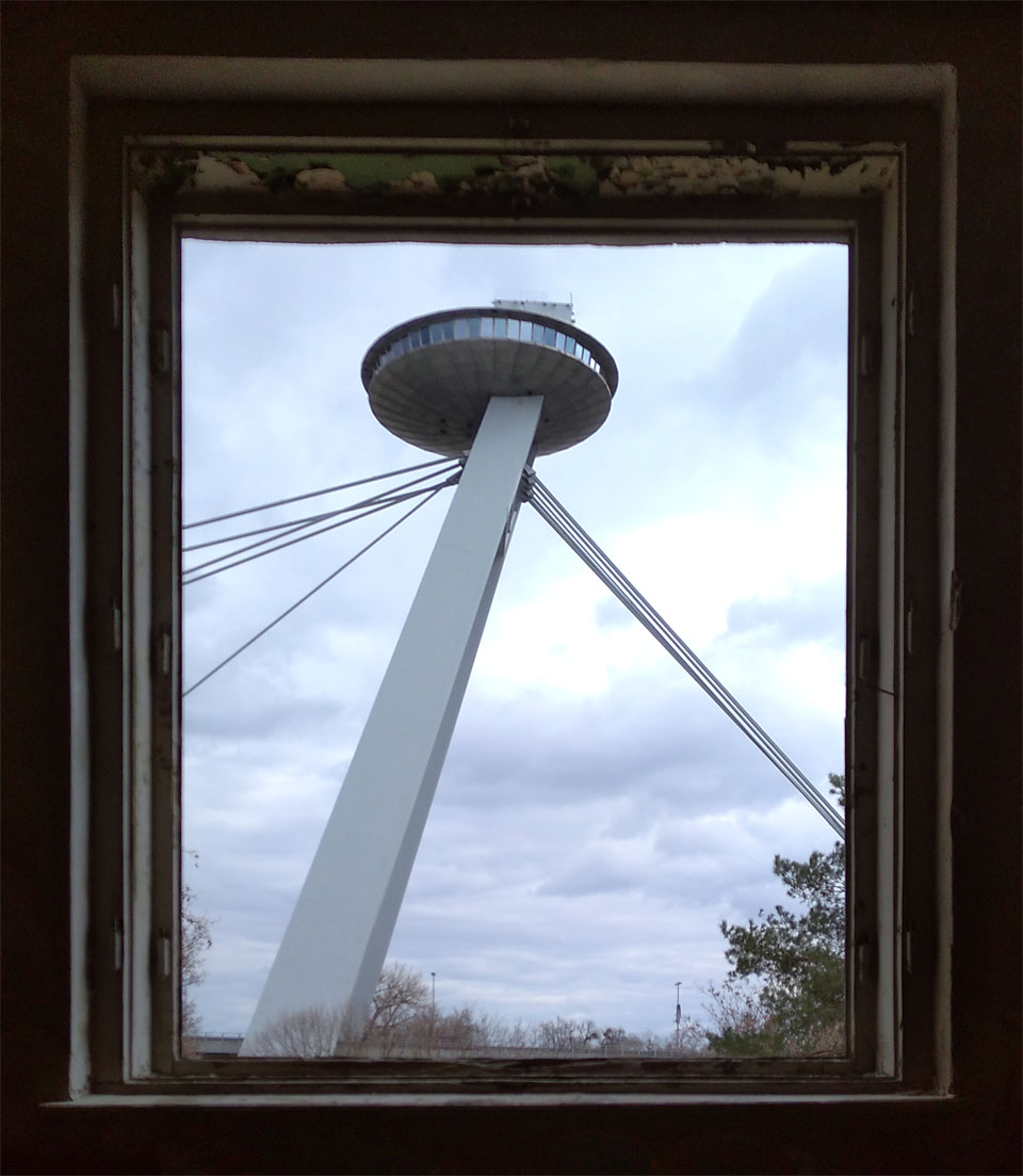 Most SNP je jasná dominanta při pohledu ze všech stran. Od roku 1993 do roku 2012, kdy se Slováci styděli za své povstání, se jmenoval Nový most. Už je docela starý. 