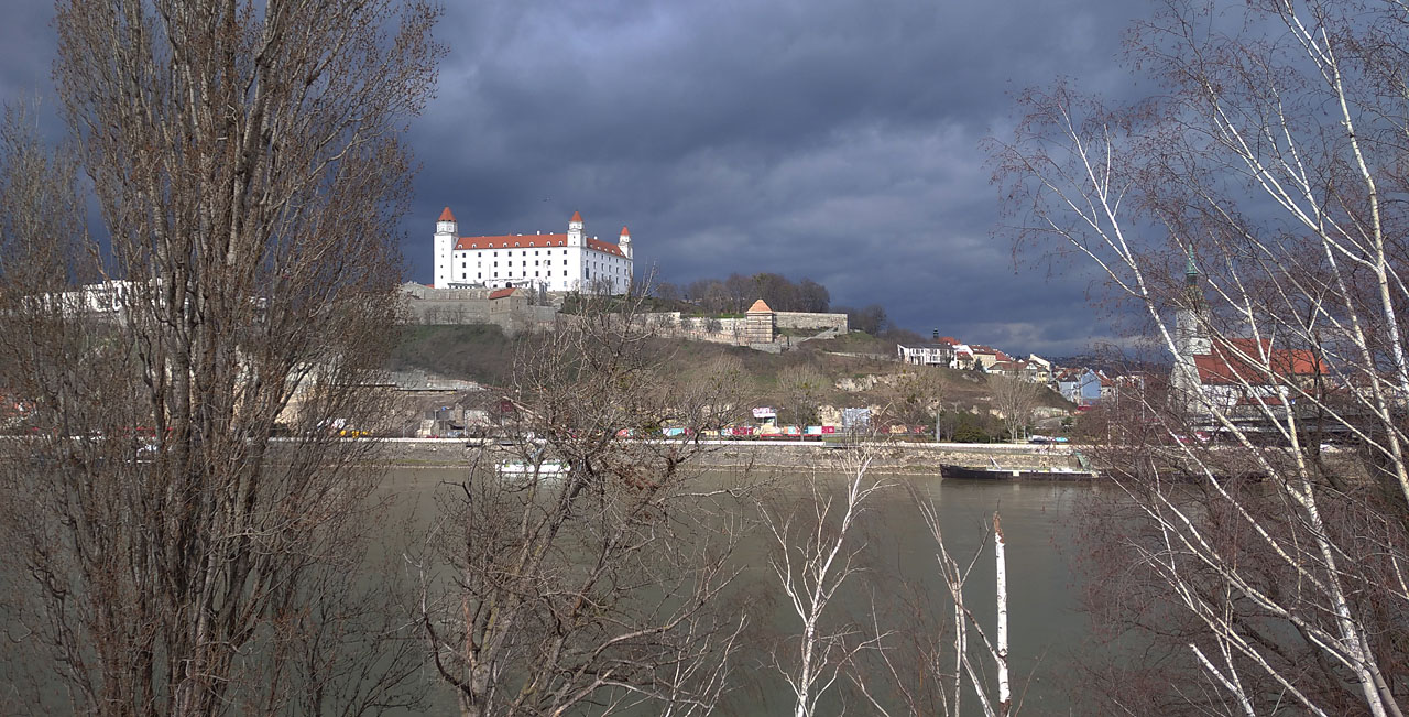 Bratislavský hrad fascinuje i nudí svojí téměř pravidelností.