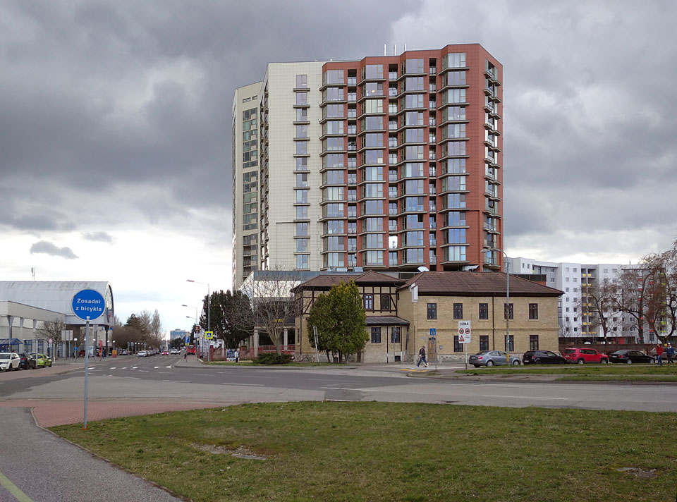 Hrázděná budova na Kopčianské ulici č. 6 sice neležela u známé trasy zrušené místní dráhy z Vídně, přesto svým stylem drážní architekturu připomíná. Nachází se přímo před staniční budovou nádraží <a href="/Tema/Bratislava-Petržalka (žst)">Bratislava-Petržalka</a>.