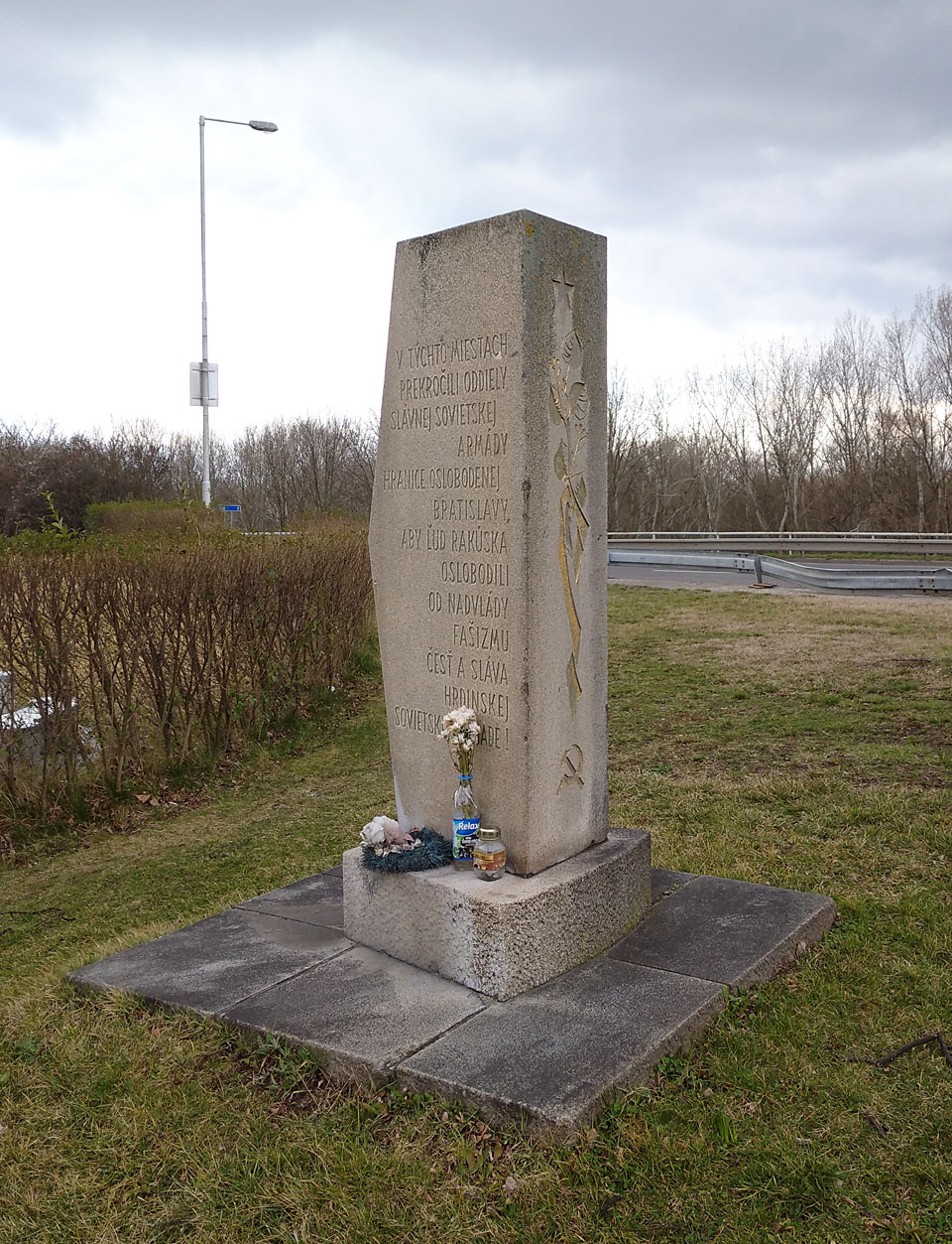Nedaleko odsud se při ulici Viedenská cesta nachází skromný památník, připomínající, že zde v roce 1945 překročila Rudá armáda poprvé hranice Rakouska. Respektive Bratislavy a Rakouska. Formulace je poněkud nejasná vzhledem k tomu, že tato hranice se nachází až téměř o 2 km dál.