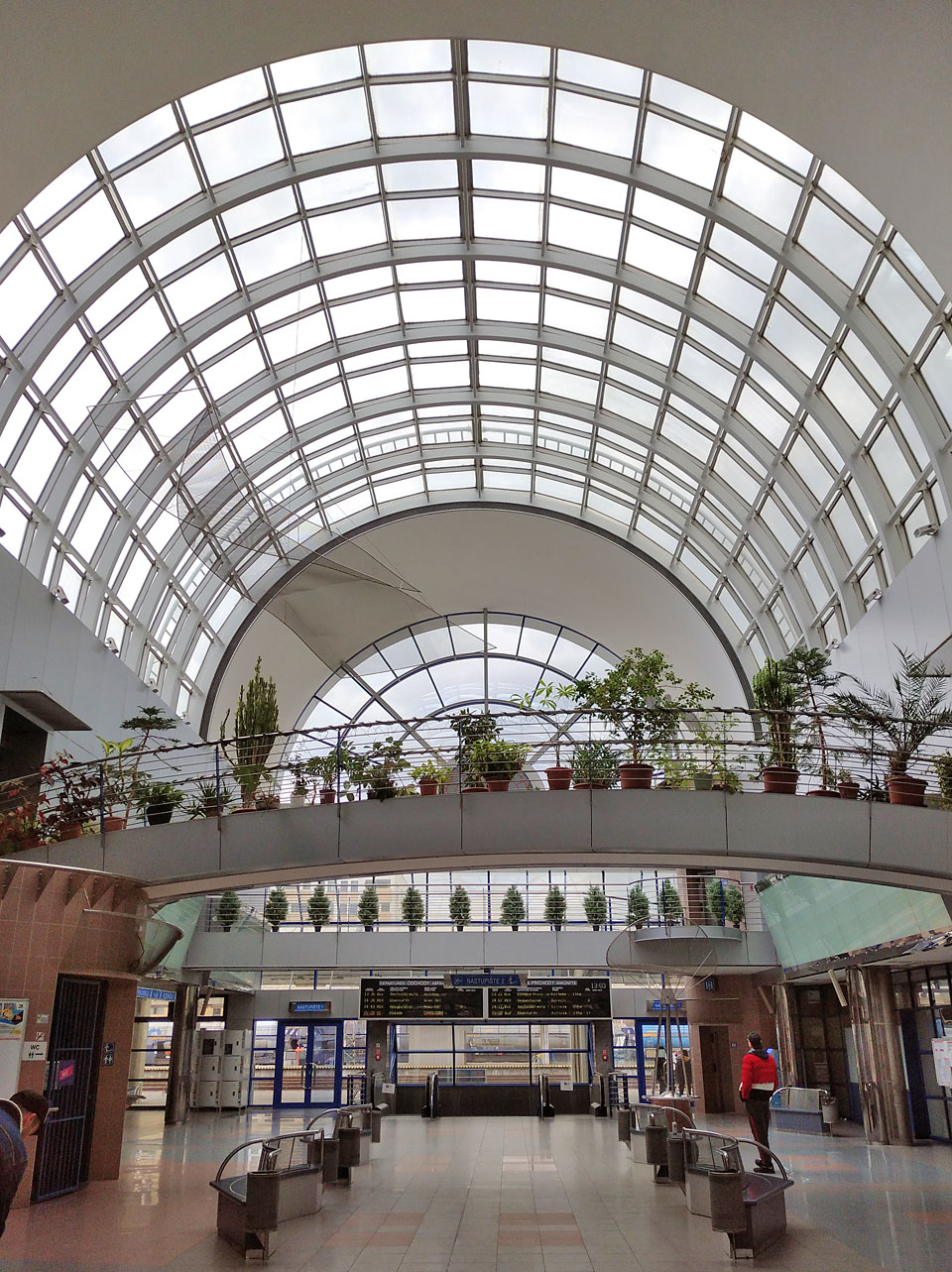 Centrální hala zmodernizované <a href="/Tema/Bratislava-Petržalka (žst)">stanice Bratislava-Petržalka</a> nezapře prosvětlenou architekturu 90. let 20. století.