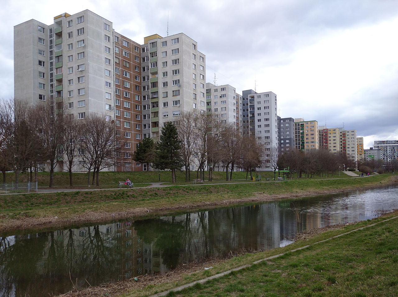 Hradba petržalských paneláků pro stovky rodin přicházejících do Bratislavy ze všech koutů Československa. Výstavba ohromného sídlištního komplexu prý pospíchala mj. proto, aby <a href="/Tema/Bratislava">Bratislava</a> předběhla <a href="/Tema/Brno">Brno</a> a stala se druhým největším československým městem. Povedlo se jí to někdy kolem roku 1976.