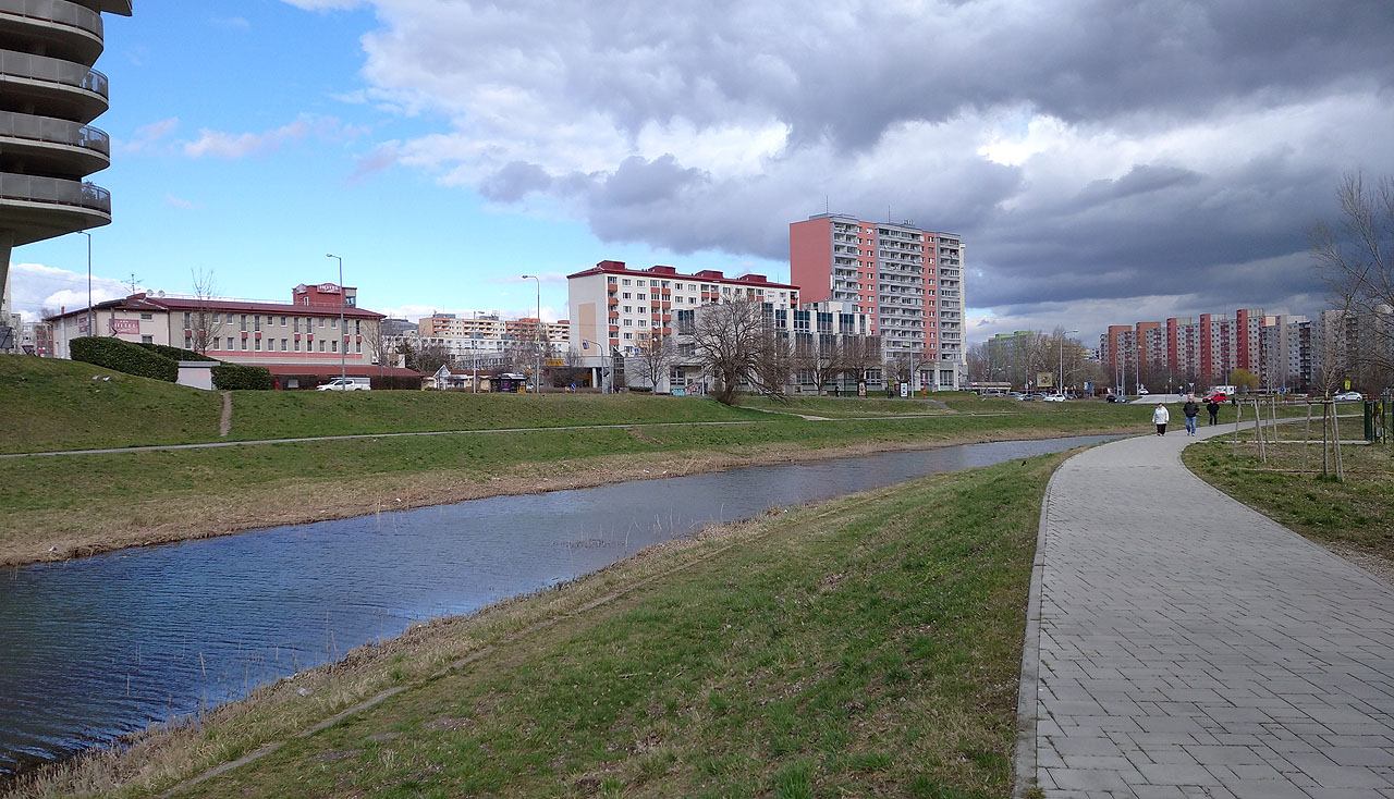 V poměrně řídké Petržalce dodnes probíhá zahušťování sídlišť. Až na tu zoufalou rovinu to tady nevypadá špatně.