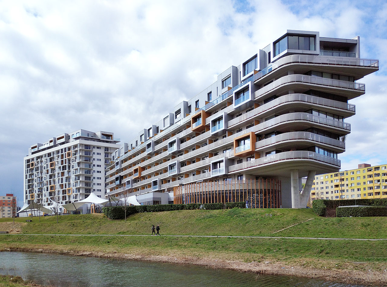 Projekt Petržalka City poměrně citlivým způsobem staví mezi paneláky modernější domy, které ovšem podtrhují vzhled sídliště na březích Chorvatského ramene Dunaje.