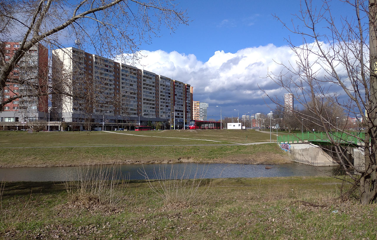 Tudy mělo podle socialistického územního plánu projíždět metro, spojující oba břehy Dunaje. Hospodářství však tehdy došel dech.