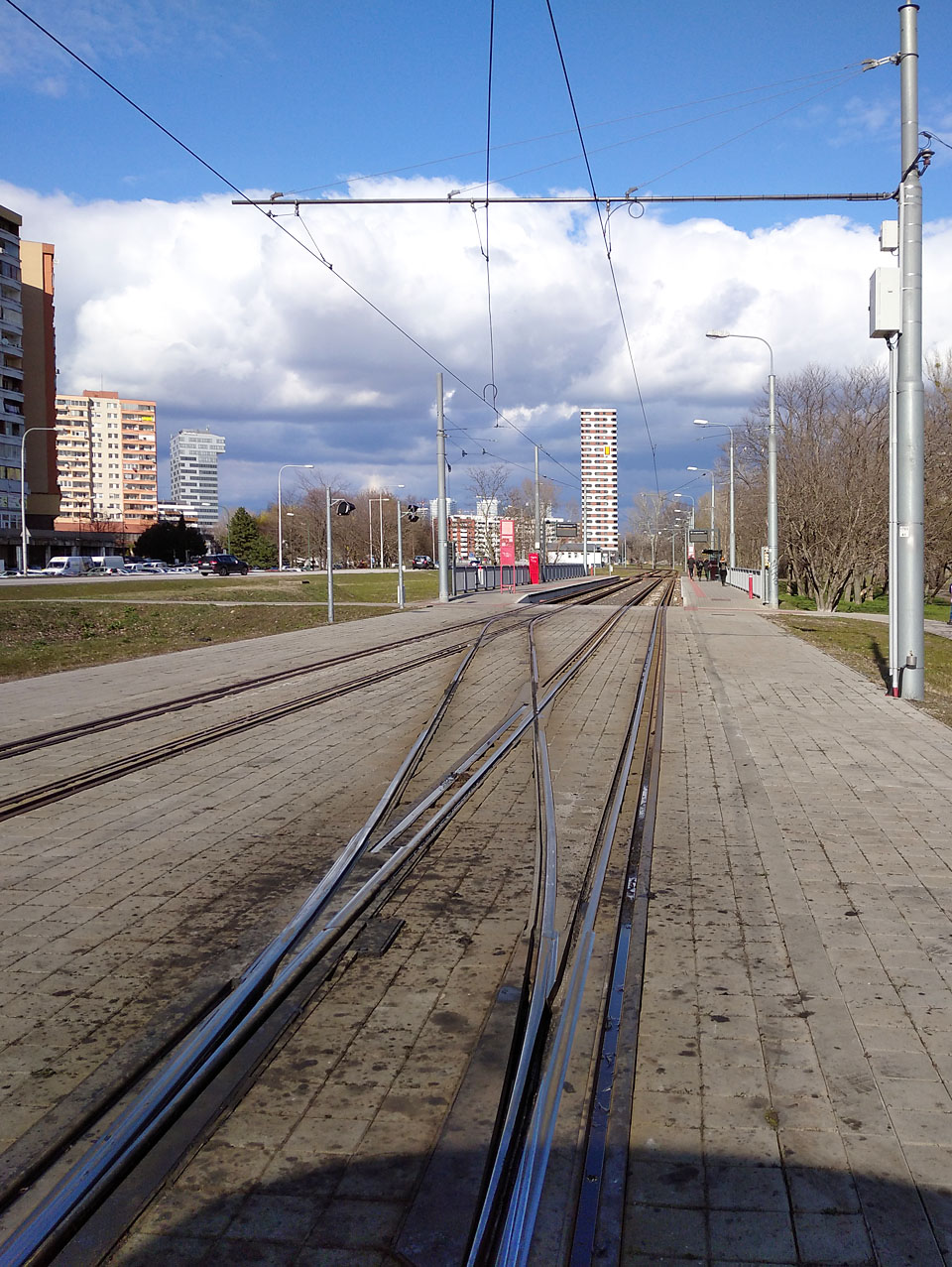 A bez dechu byla Petržalka až do roku 2015, kdy sem konečně pronikla napodruhé tramvajová doprava. Poprvé sem zajížděly vozy elektrické lokální dráhy do Vídně mezi léty 1914–1939, jako skutečnou tramvaj lze ale počítat až socialistickou trať, která byla v provozu v létech 1951–1961.