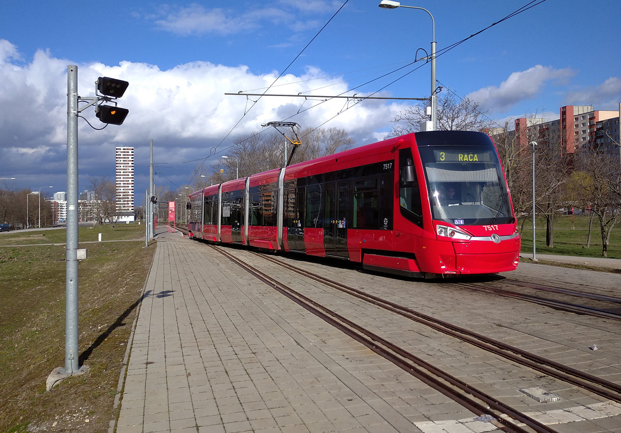 Plány na výstavbu metra byly zrušeny v roce 2002, kdy Bratislava procházela nelehkým obdobím. Mezi roky 2013 a 2015 byla proto v trase metra zbudována nová dráha s kolejemi dvou rozchodů: tradičních 1000 mm má v budoucnu nahradit 1435 mm zatím rezivějících bez užitku v zemi.