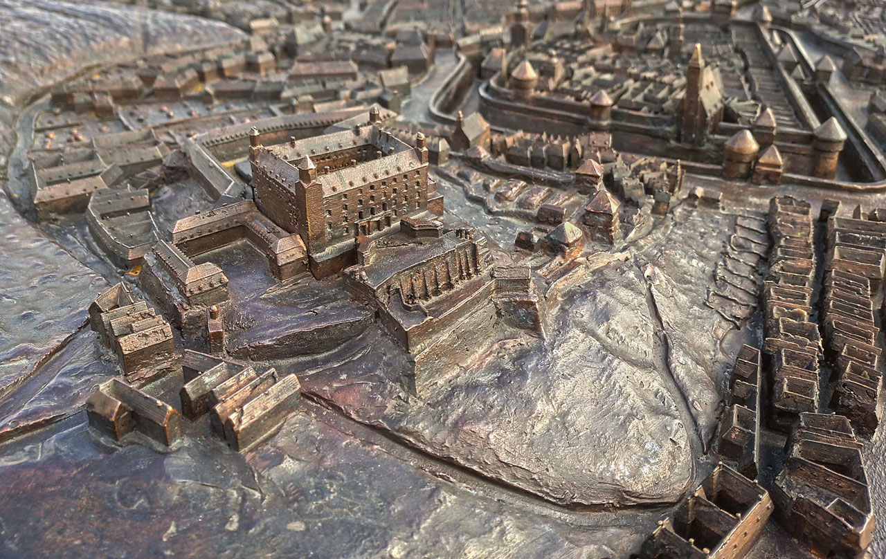 Bronzový model historické Bratislavy (ale ne zas tak moc historické) nás přiměl k debatě o tom, co ztratila a co naopak získala slovenská metropole v období Československa a socializmu.