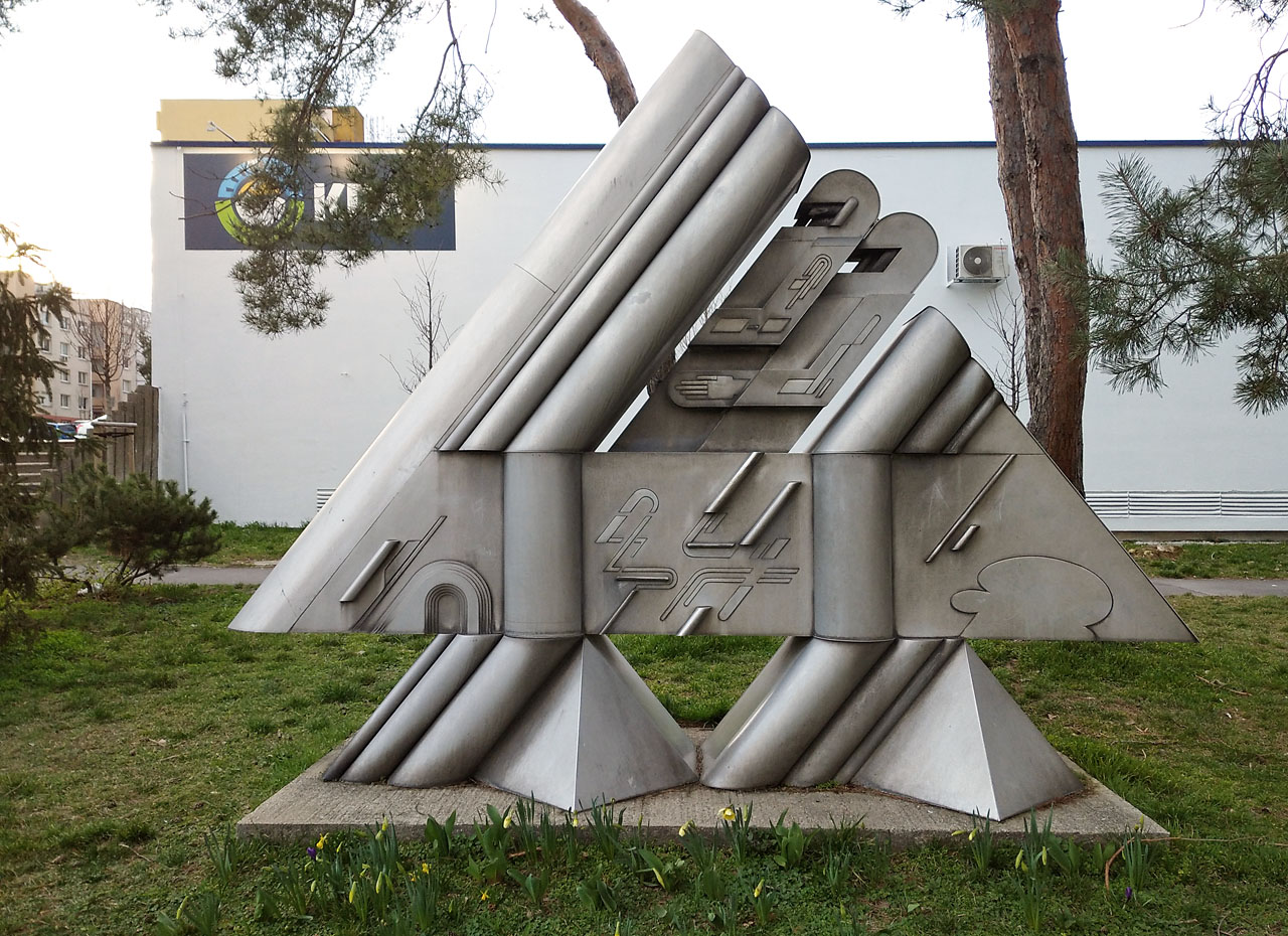 K vetřelcům a volavkám by v Bratislavě mohli patřit také kosmonauti. Snaha o zkulturnění veřejného prostoru může mít tisíce podob, některé bych ale vidět denně nepotřeboval.