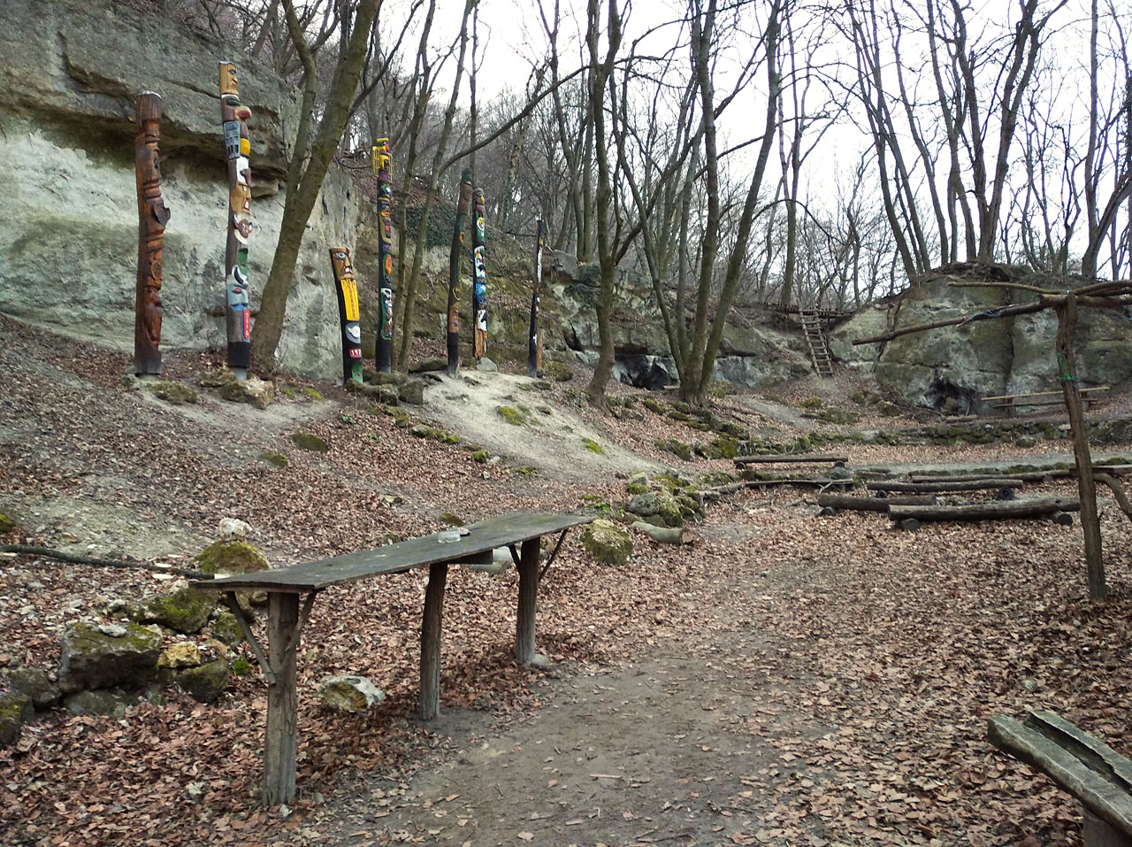 Za to objev trampského campu Bílé skály nad městem na mě zapůsobil silně pozitivním dojmem.