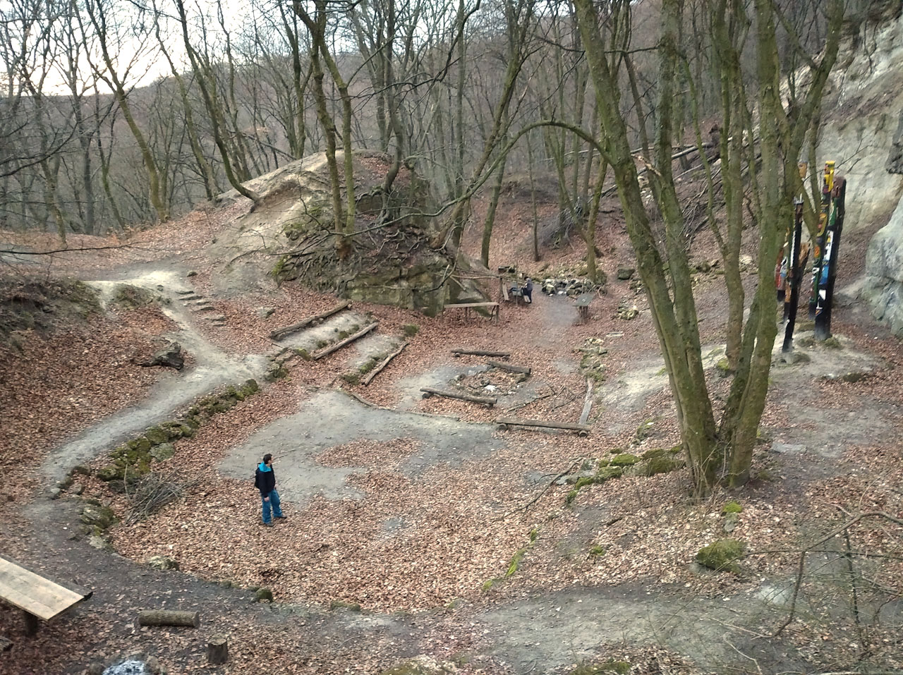 Celkový pohled na camp Biele skály, vklíněný do soutěsky v horách. Paradoxně jen pár stovek metrů výše na kopci Devínska Kobyla stála za socializmu přísně střežená a dnes opuštěná <a href="/Tema/Raketová základna Bratislava">raketová základna</a>, kde jsme strávili zbytek soboty. O ní se zmiňuji v <a href="/Tema/Raketová základna Bratislava">samostatném článku</a>.
