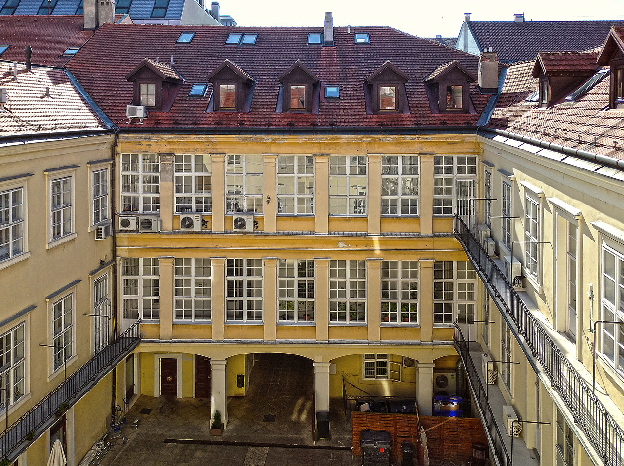 Na Mezinárodní den žen jsme se probudili ve svém hotelovém pokoji ve dvoře renesančního paláce na Laurinské ulici.