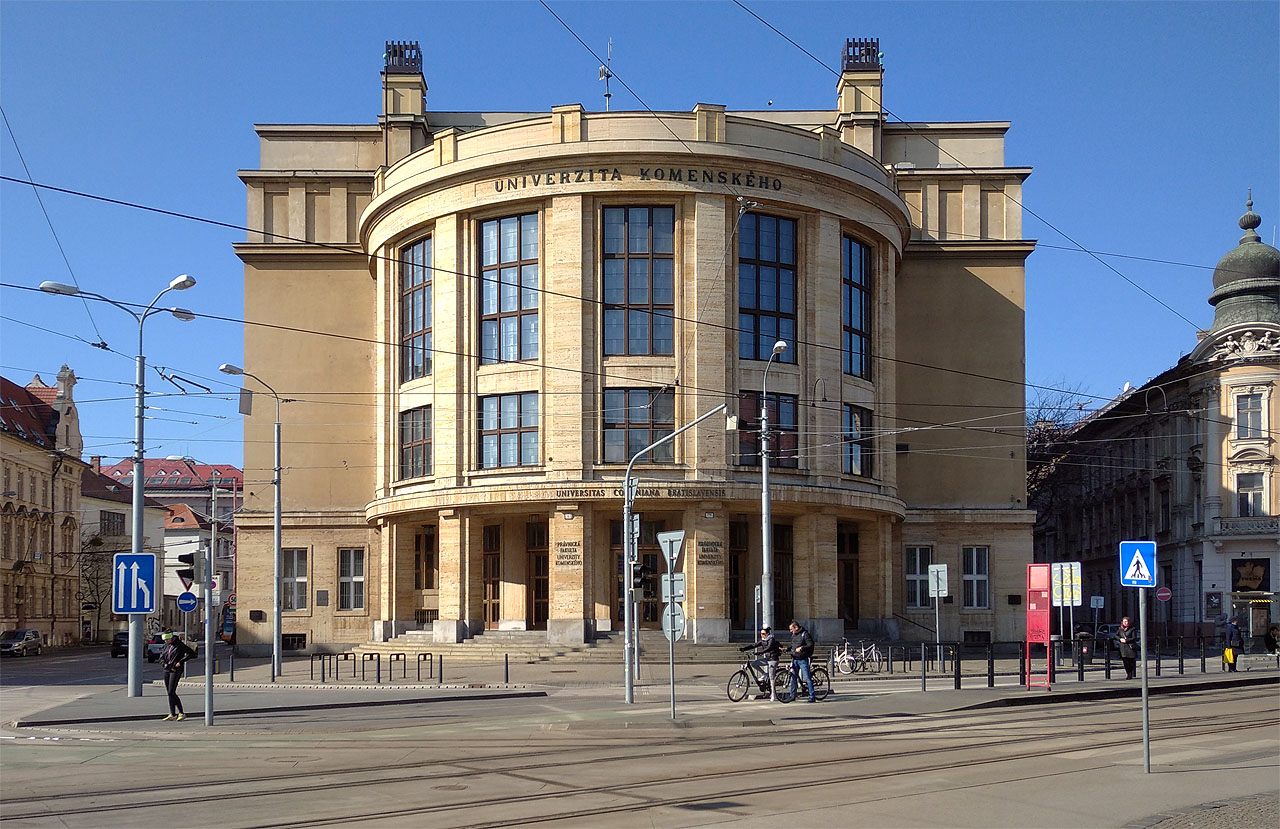 Navštívili jsme též hlavní budovu Univerzity Komenského od československého architekta Františka Krupky z roku 1934.