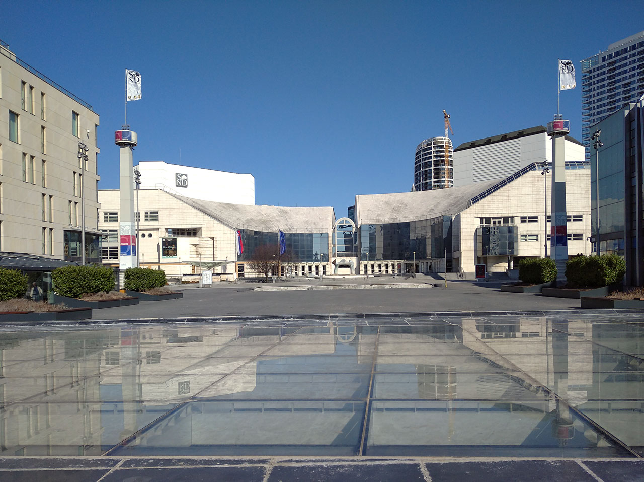 Na východě postupně prorůstá do ustupující přístavní čtvrti komplex nákupních center a zábavních podniků.